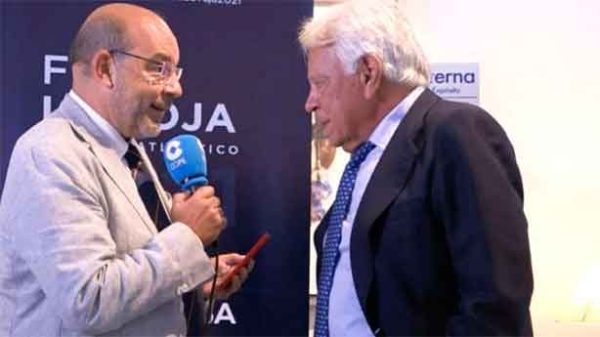 Ángel Expósito en su entrevista con Felipe González. (Foto: Cadena COPE)