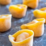 La pasta rellena tienen muchas formas. (Photo by Yoav Aziz on Unsplash).