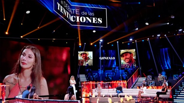 Sandra Barneda conduce El Debate de las Tentaciones. (Foto: Telecinco)