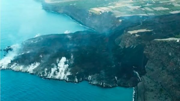 Grandes masas de lava siguen cayendo al mar formando una fajana cada vez más grande. (Imagen: captura video YT de RTVC)