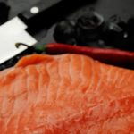 El salmón se corta en tacos. (Photo by sunorwind on Unsplash)