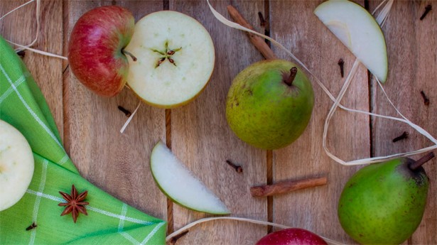 Peras y manzanas para un postre sano y rico. (Photo by Martin Bargl on Unsplash)