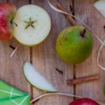 Peras y manzanas para un postre sano y rico. (Photo by Martin Bargl on Unsplash)