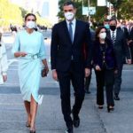 Sánchez trató de evitar los abucheos rompiendo el protocolo para estar junto a la Reina. (Foto: @sanchezcastejon)