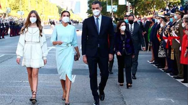 Sánchez trató de evitar los abucheos rompiendo el protocolo para estar junto a la Reina. (Foto: @sanchezcastejon)