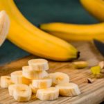 Plátanos para cocer en salsa de vino. (Photo by Eiliv-Sonas Aceron on Unsplash)