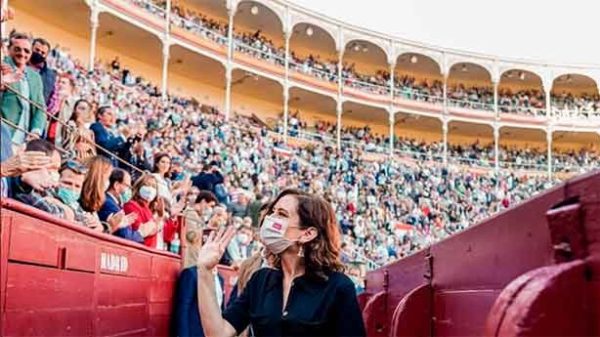 Un aplauso cerrado a Isabel Díaz Ayuso en la Comunidad de Madrid. (Foto: @IsabelDíazAyuso)