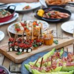 Unas brochetas ideales para una comida familiar o con amigos. (Photo by Lee Myungseong on Unsplash)