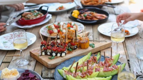 Unas brochetas ideales para una comida familiar o con amigos. (Photo by Lee Myungseong on Unsplash)