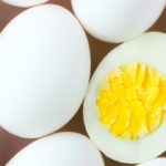 Huevos cocidos preparados para ser rellenados. (Photo by Mustafa Bashari on Unsplash)