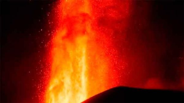 El volcán de Cumbre Vieja mantiene toda su fuerza en medio de una cadena de terremotos en la isla. (Foto: Antena 3)