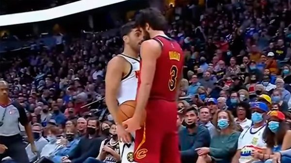 Un duelo de lo más caliente entre Ricky y Facundo. (Foto: captura YouTube)