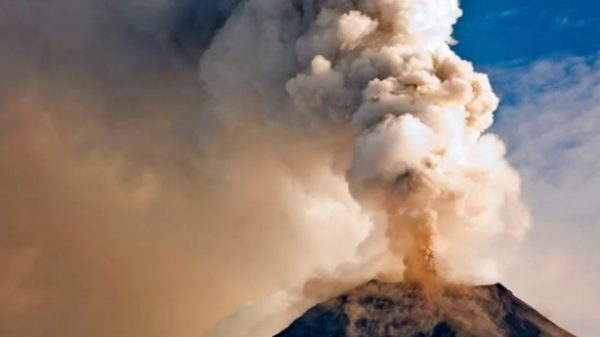 ¿Bombardear la lava para cambiar su curso? (Imagen: Meteored)