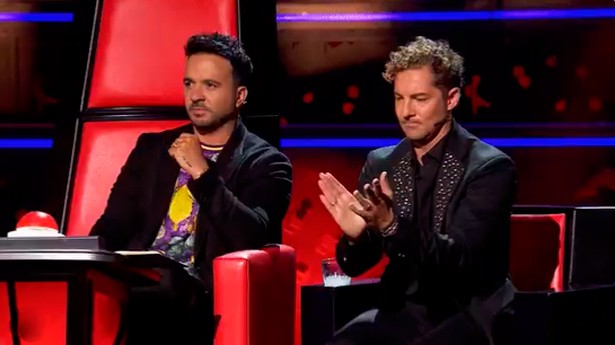 Luis Fonsi con su asesor David Bisbal durante las Batallas. (Foto: Antena 3)