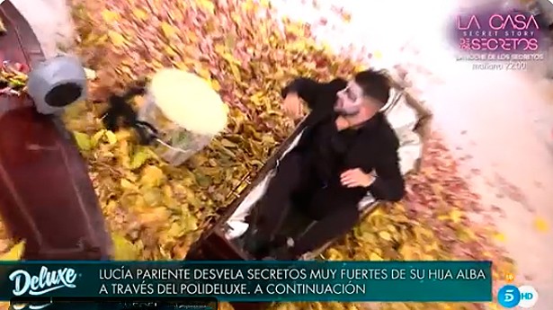 Frigenti salió del ataúd pegando un susto espantoso a JJ y a María Patiño. (Foto: Telecinco)