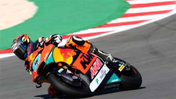 Gardner supera a Raúl Fernández y acaricia el título de Moto2. (Foto: