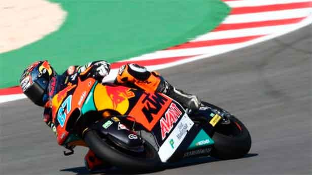 Gardner supera a Raúl Fernández y acaricia el título de Moto2. (Foto: