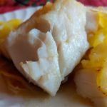 Bacalao al horno sobre lecho de patatas y cebolla. (Foto: A. Knüppel)