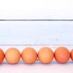 Huevos frescos y a temperatura ambiente para pochar. (Foto: JillWellington/Pixabay)