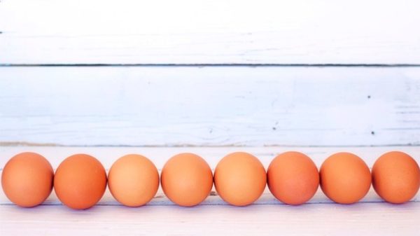 Huevos frescos y a temperatura ambiente para pochar. (Foto: JillWellington/Pixabay)