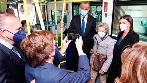 El propio alcalde retrató a los Reyes Los Reyes en un autobús 100 eléctrico de la línea 001 de la EMT de Madrid. (Foto: @CasaReal)