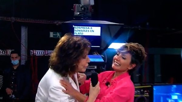 Ana Rosa reapareció en Telecinco para desear suerte a Sonsoles. (Foto: Telecinco)
