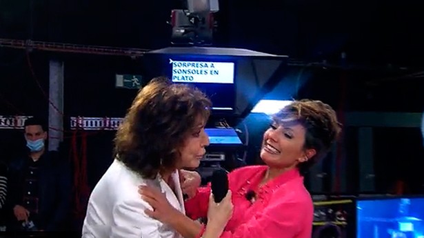 Ana Rosa reapareció en Telecinco para desear suerte a Sonsoles. (Foto: Telecinco)