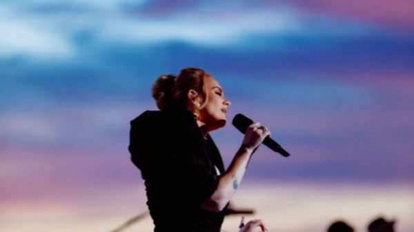 Adele aprovechó el concierto para presentar nuevos sencillos de "30". (Foto: @Adele/Twitter/CBS)
