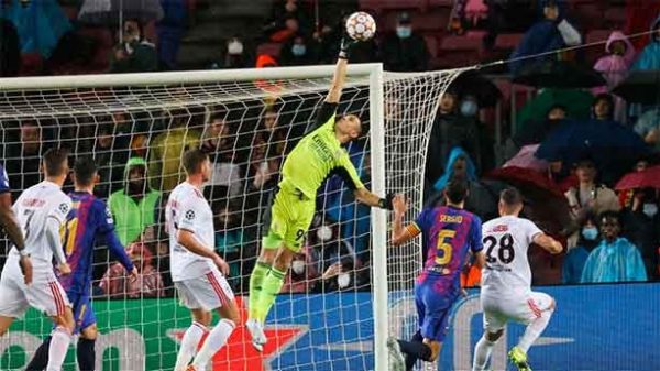 Xavi no logra encontrar el camino del gol. (Foto: @Benfica)