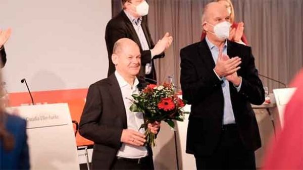 Flores para el líder de la coalición semáforo. (Foto: