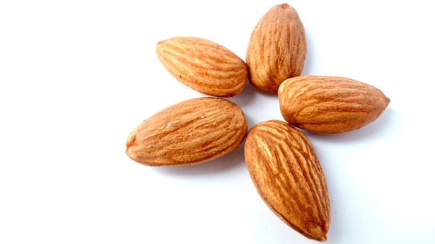 Almendras crudas para un guiso de pollo estupendo. (Foto: Pixabay)