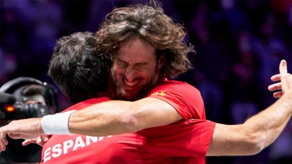 Feli se abrazó a Sergi Bruguera tras su gesta. (Foto: @DavisCup)