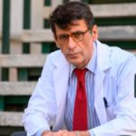 Nacho Fresneda se convierte en uno de los profesores de María. (Foto: RTVE)