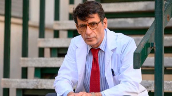 Nacho Fresneda se convierte en uno de los profesores de María. (Foto: RTVE)
