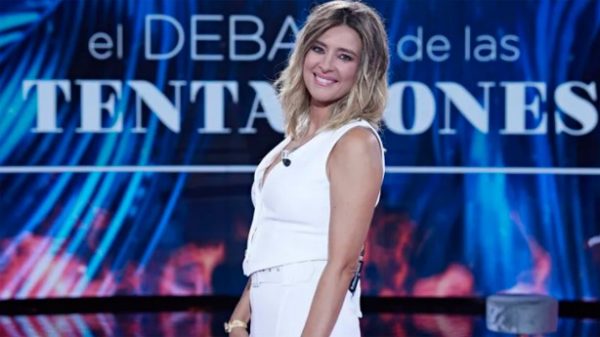 Sandra Barneda conduce el cuarto Debate de las Tentaciones. (Foto: Telecinco)