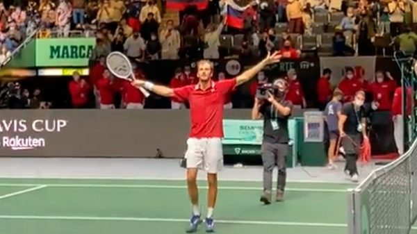 Medvedev celebró su clasificación para la final contra Croacia. (Foto: @DavisCup)
