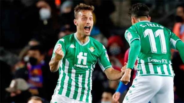 Enorme alegría y euforia del Betis al derrotar al FC Barcelona en el Camp Nou. (Foto: @LaLiga)