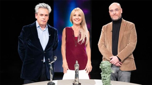 Cayetana Guillén Cuervo conduce el debate de Versión española. (Foto: RTVE)