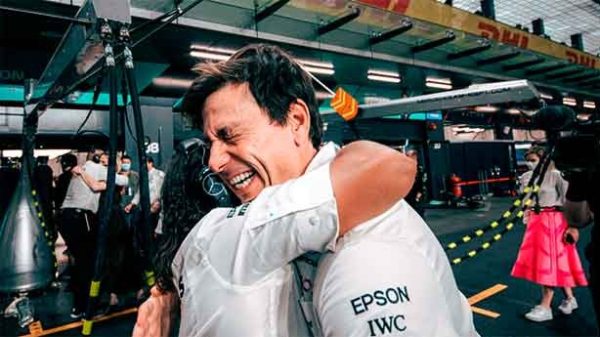 Escenas de enorme emoción en Mercedes al final de la carrera- (Foto: