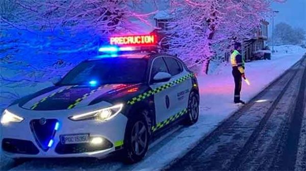 La DGT insta a adelantar el regreso del puente. (Foto: @GuardiaCivil)