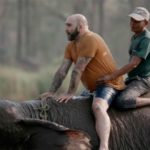 Kiko Rivera se bañó con elefantes en Planeta Calleja. (Foto: Telecinco)