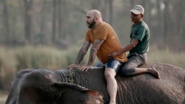 Kiko Rivera se bañó con elefantes en Planeta Calleja. (Foto: Telecinco)