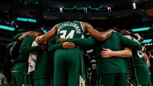 Doble-doble de Giannis Antetokounmpo en su regreso. (Foto: @Bucks)