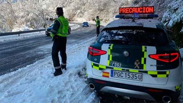 Nevadas en todo tipo de vías en la mitad norte peninsular. (Foto: @GuardiaCivil)