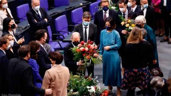 Flores para el nuevo canciller. (Foto: @OlafScholz)