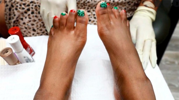 Hasta las uñas de los pies se visten de navidad. (Foto: DKISS)
