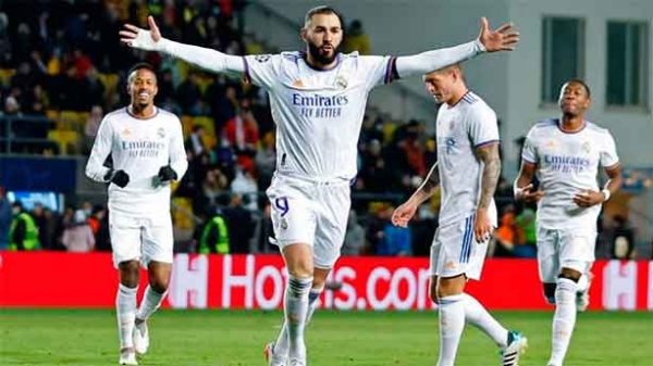 Benzema ya entrenó sobre el césped. (Foto: @Benzema))