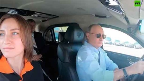 Putin reveló que tuvo que trabajar como taxista. (Foto: RIAenespañlol/YouTube)