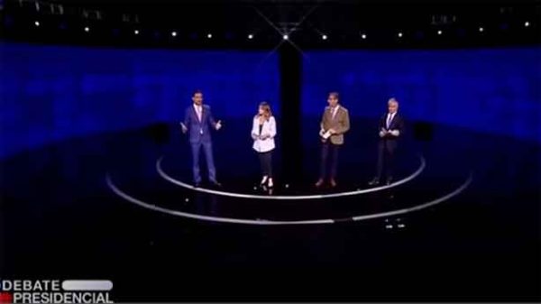 Cuatro destacados periodistas moderaron el debate final. (Foto: