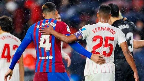 Duelo bajo una lluvia constante en Sevilla. (Foto: @LaLiga)